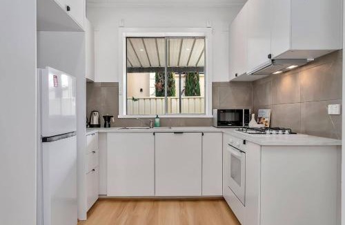 Oaklands Park House | Porta Marion - Practical Comfort Opposite Westfield