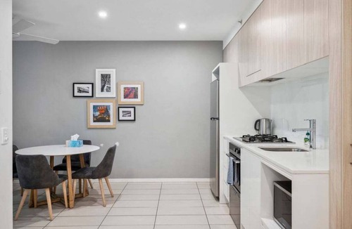 Hamilton Apartment | Portside Wharf Retreat | 1-Bedroom King Bed