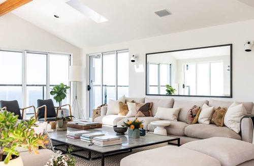 Otford Apartment | Positioned on a clifftop, this luxury beach house enjoys ocean views.