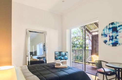 Potts Point Apartment | Potts Point Terrace Apartment with City View