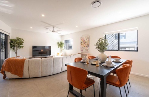 Mount Gravatt East Apartment | Premium 3BR Top Floor Apartment with Parking, EV friendly & Views