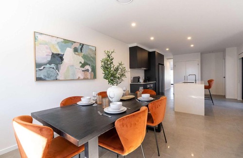 Mount Gravatt East Apartment | Premium 3BR Top Floor Apartment with Parking, EV friendly & Views
