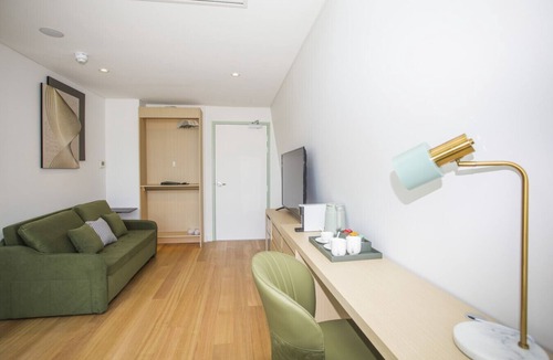 Perth Central Business District Hotel | Premium King Room - Quinn’s Botany Boutique K05