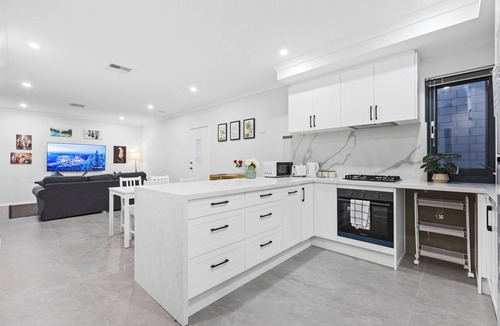 St James House | Premium Modern Homestay-Walk to Curtin University