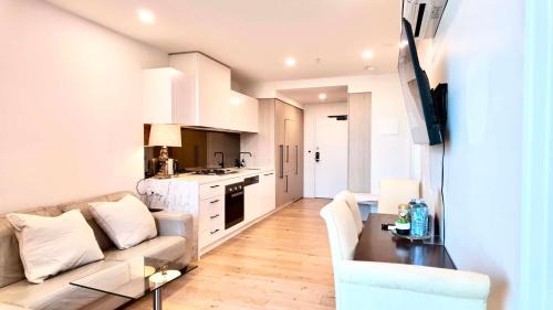 Clayton Apartment | Premium Twin King Ensuites apartment with Double Sofa Bed at M-city Apartment Complex - Infinite Mountain View - Monash Uni & Hospital Clayton, 3168, Victoria, Australia - Free parking, Wifi, Amenities, Tea and Coffee