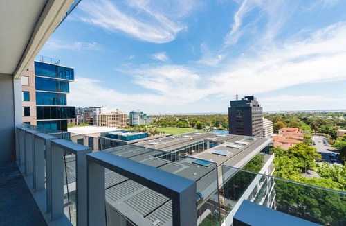 Melbourne Apartment | Pride Fawkner Apt Bay-view 5 Free PARKING+POOL Netflix & Foxtel