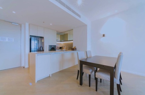 Melbourne Apartment | Pride Fawkner Apt Bayview LX Free Parking Pool Gym