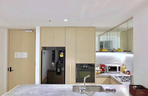Melbourne Apartment | Pride Fawkner Apt Bayview LX Free Parking Pool Gym