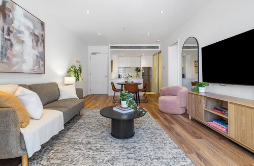 Southbank Apartment | Prima Tower Retreat | Steps from Crown & River