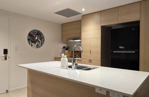 Broadbeach Apartment | Prime Broadbeach Location w/Pool free parking