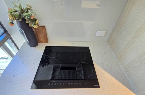 Broadbeach Apartment | Prime Broadbeach Location w/Pool free parking