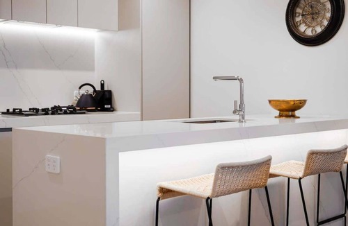 Hawthorn Apartment | Prime Hawthorn 2BR Apt with parking, pool and gym