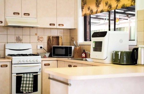 Cranbourne House | Prime Location 3BR Family Home 3-Min Walk to Shops