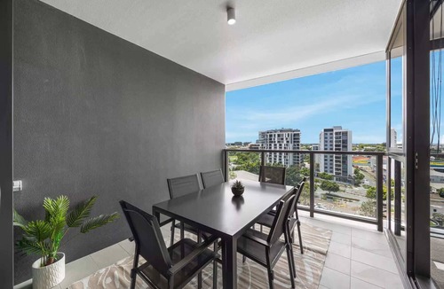Eagle Farm Apartment | Prime Location: Eat Street, Restaurants & 5kms CBD