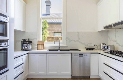 Kew House | Prime Location | Stylish 5 Bedroom House with Pool