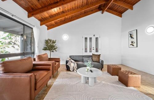 Loganlea House | Prime Location Train Hospital and Shops Nearby
