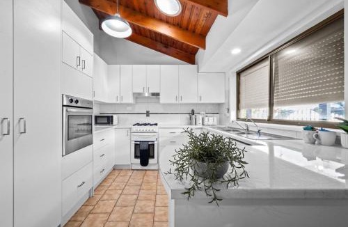 Loganlea House | Prime Location Train Hospital and Shops Nearby