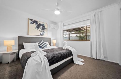 Loganlea House | Prime Location Train Hospital and Shops Nearby