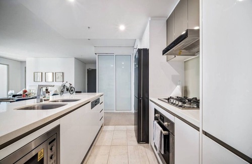 Southport Apartment | Prime Location | Wake Up to Ocean Views | Pool