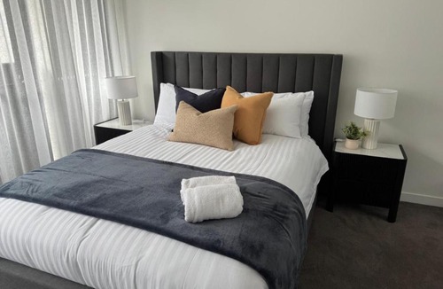 Reid Apartment | Prime Position 2BR Apt