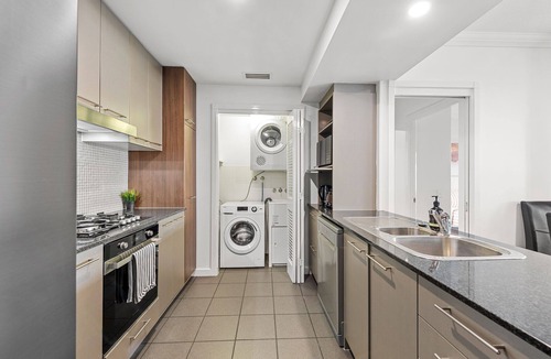 Windsor Apartment | Prime Position! 3Bed/2Bath/1Car ~ 10mins to CBD