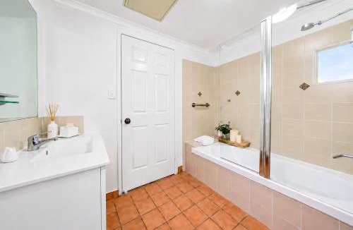 South Townsville Apartment | Prime South Townsville Studio with Waterfront Views and Resort Style Pool