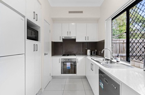 Eight Mile Plains House | Prime Spot 3-Bed | Walk to Bus Drive Anywhere Fast