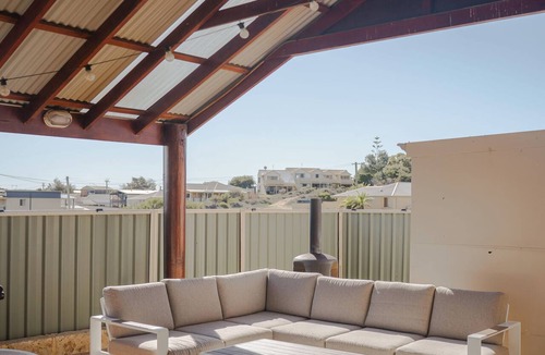 Ledge Point House | Princes Beach Cottage, outdoor entertainer, sea views, BBQ & fireplace