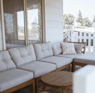 Ledge Point House | Princes Beach Cottage, sea views, BBQ & fireplace