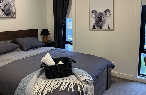 Kew Apartment | Pristine apartment in Kew School Zone, Walk to Glenferrie Rd, great PT links