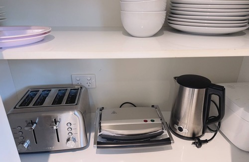 Bentleigh House | Private 1BR Home in Bentleigh Central · Walk to Station ·Full Kitchen & Netflix
