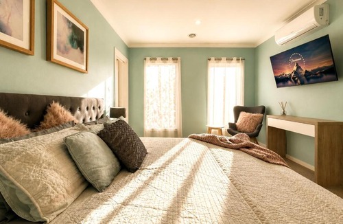Lyndhurst Apartment | Private 1BR Retreat with Ensuite & Kitchenette