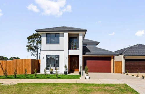 Werribee House | Private 4BR 1stlevel Spa 1GBWifi Netflix MelbournennSharennSave