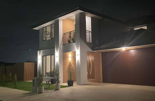 Werribee House | Private 4BR 1stlevel Spa 1GBWifi Netflix MelbournennSharennSave