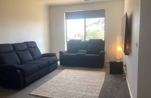 Werribee House | Private 4BR 1stlevel Spa 1GBWifi Netflix MelbournennSharennSave