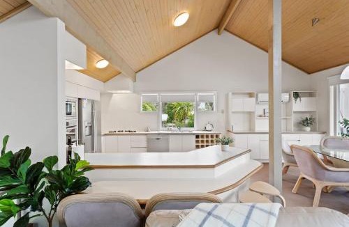 Silverleaves House | Private Access to Beach Oceanview with Home Gym