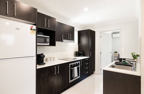 Rocklea Apartment | Private, Air-Con and Full Kitchen