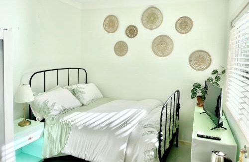 Marsfield House | Private bath garden view guest room pet friendly
