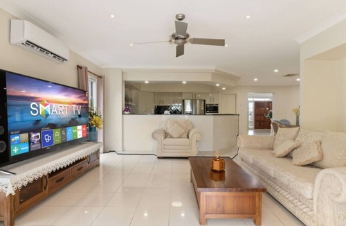 Calamvale Apartment | Private Cinema! 5Beds Spacious Villa Near Shops