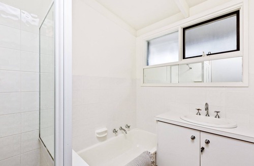 Sorrento House | Private coastal getaway, alfresco dining, Back beach locale (sleeps 7)
