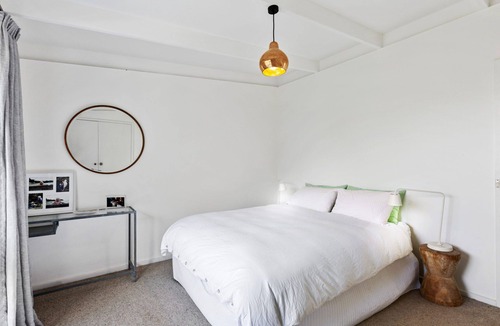 Sorrento House | Private coastal getaway, alfresco dining, Back beach locale (sleeps 7)