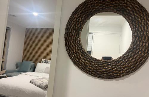 Westmeadows Apartment | Private Entry Guest Suite- 6 minutes to Airport