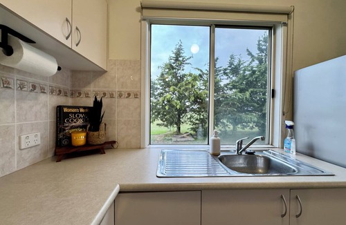 Werribee South House | Private Farmhouse & Paddock Available. Parking for horse float, boat, caravan.