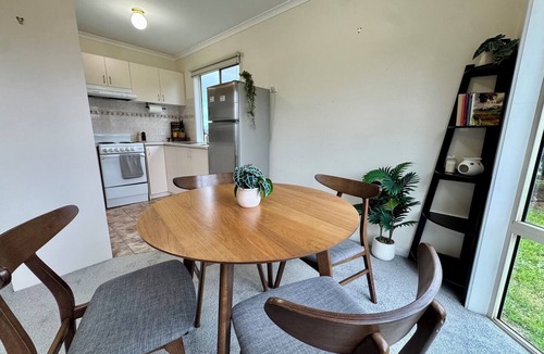 Werribee South House | Private Farmhouse & Paddock Available. Parking for horse float, boat, caravan.