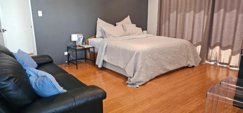 Treeby House | Private king bed guest suite