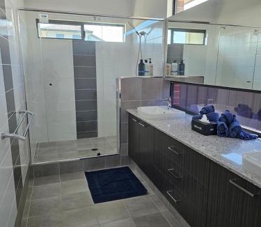 Treeby House | Private king bed guest suite