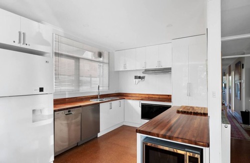 Highett Condo | Private king guest room w/free parking