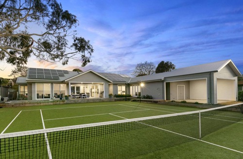 Flinders House | Private, Luxurious Flinders Holiday House with Tennis Court