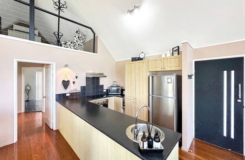 Brisbane Waterfront Cottage | Private Luxury Island Retreat with Panoramic Bay Views