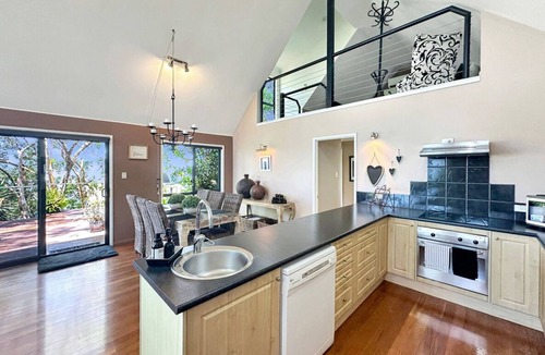 Brisbane Waterfront Cottage | Private Luxury Island Retreat with Panoramic Bay Views